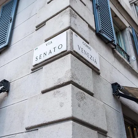 Artstay - Duomo, Spiga, Near Metro M1 Милан