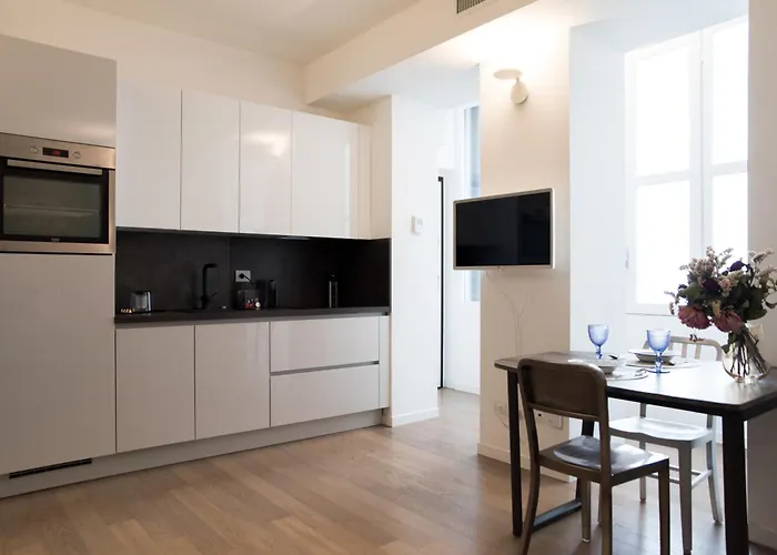 Artstay - Duomo, Spiga, Near Metro M1 * Милан